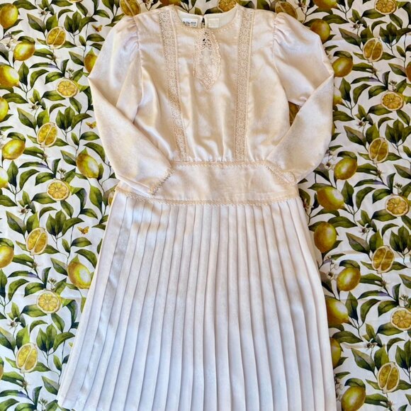 VTG 80s 'Gunne Sax' Style drop waist dress w/ lace details & pleated skirt - Picture 3 of 8